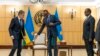 Secrétaire d'Etat ya Etats-Unis, Antony Blinken (G) akutani na mokonzi ya Rwanda Paul Kagame na Kigali, 11 ya sanza ya mwambe 2022.