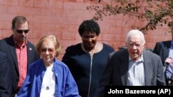 Mantan Presiden AS Jimmy Carter (kanan) dan istrinya Rosalyn hadir dalam sebuah kesempatan di Plains, Georgia, pada 18 September 2018. (Foto: AP/John Bazemore)