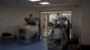 Tentara Israel, Raphael (21), berjalan di atas treadmill anti gravitasi selama sesi fisioterapi di Pusat Rehabilitasi Gandel yang baru di rumah sakit Hadassah, Yerusalem, Israel, Rabu, 21 Februari 2024. (AP/Leo Correa)