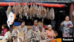 ယခင်မှတ်တမ်းရုပ်ပုံ | ရခိုင်ပြည်နယ် စစ်တွေမြို့ ဈေးတခုမှာ ငါးခြောက်ရောင်းချနေသူများ (မတ် ၃၊ ၂၀၁၇)