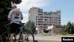 A view shows a hotel building recently hit by shelling in the course of Ukraine-Russia conflict in the Russian-controlled town of Svitlodarsk in the Donetsk region, Ukraine August 8, 2022. REUTERS/Alexander Ermochenko