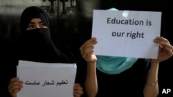 طالبان که از اگست ۲۰۲۱ به اینسو بر افغانستان حاکم اند، زنان و دختران افغان را از حق آموزش به سویۀ بالاتر از صنف ششم و کار در ادارات دولتی و غیردولتی محروم کرده است.
