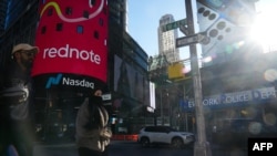 Reklama za "RedNote" kinesku aplikaciju na Tajms skveru u Njujorku