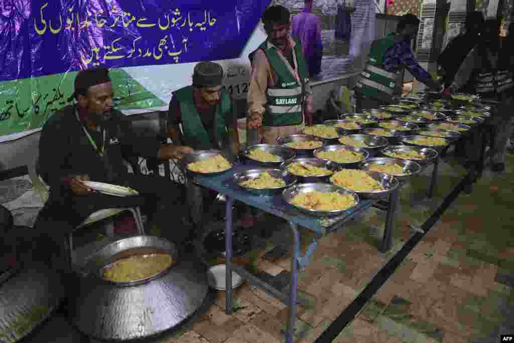حکومت سمیت مختلف فلاحی اداروں کی جانب سے متاثرہ علاقوں میں کھانے پینے کی اشیا، خیمے اور طبی سہولیات فراہم کی جا رہی ہیں۔ 