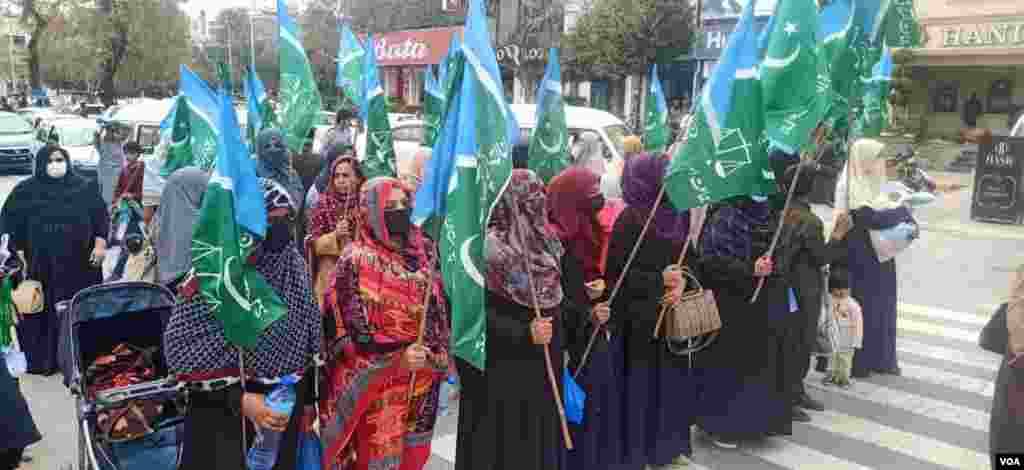 اسلام آباد میں عالمی یومِ خواتین پر جماعتِ اسلامی کی کارکنان نے خواتین واک منقعد کی۔