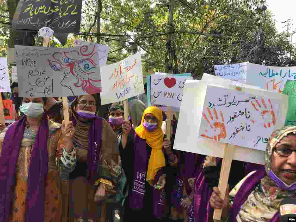 مارچ میں گھریلو خواتین پر تشدد کے خلاف بھی آواز بلند کی گئی۔