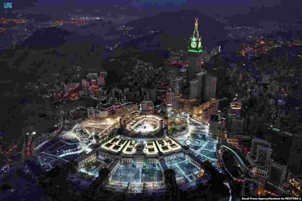 رمضان کے مہینے میں آخری 10 دن میں طاق راتوں کو مسلمان افضل سمجھتے ہیں اور ان میں عبادات کا خصوصی اہتمام کیا جاتا ہے۔