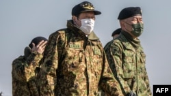 Minisar odbrane Japana Hamada Jasukazu (u sredini) vrši inspekciju tokom zajedničke vojne vežbe Japana, SAD, Britanije i Australie, na poligonu Funabaši u prefekturi Čiba, 8. januara 2023.