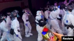中国广东省广州市民举行反对政府防疫封控措施的抗议活动，大批身穿防护服的防暴警察走在广州街头。（2022年11月30日）