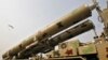 Peluncur misil "BrahMos" dipamerkan dalam parade peringatan Hari Angkatan Bersenjata India di New Delhi (foto: dok). 
