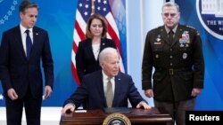 Američki predsednik Džo Bajden govori o novoj pomoći Ukrajini u prisustvu američkog državnog sekretara Entonija Blinkena (L), zamenice sekretara za odbranu Ketlin Hiks i načelnika združenog Generalštaba američke vojske Marka Milija (Foto: REUTERS/Tom Brenner)