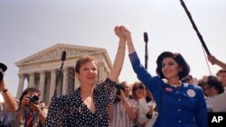 ARHIVA - Norma Mekorvej - "Džejn Rou" u sudskom procesu iz 1973. i njena advokatica Glorija Olred ispred zgrade Vrhovnog suda u Vašingtonu, 26. aprila 1989. godine, posle protesta za vreme sudskog razmatanja slučaja u Mičigenu. 
