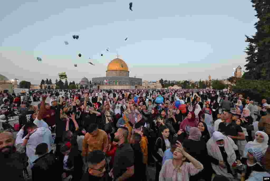 مسلمانوں کے قبلہ اول مسجد القصیٰ میں عید الفطر کے موقع پر نماز کی ادائیگی کے بعد ایک دوسرے کو تحائف تقسیم کیے جا رہے ہیں۔ 