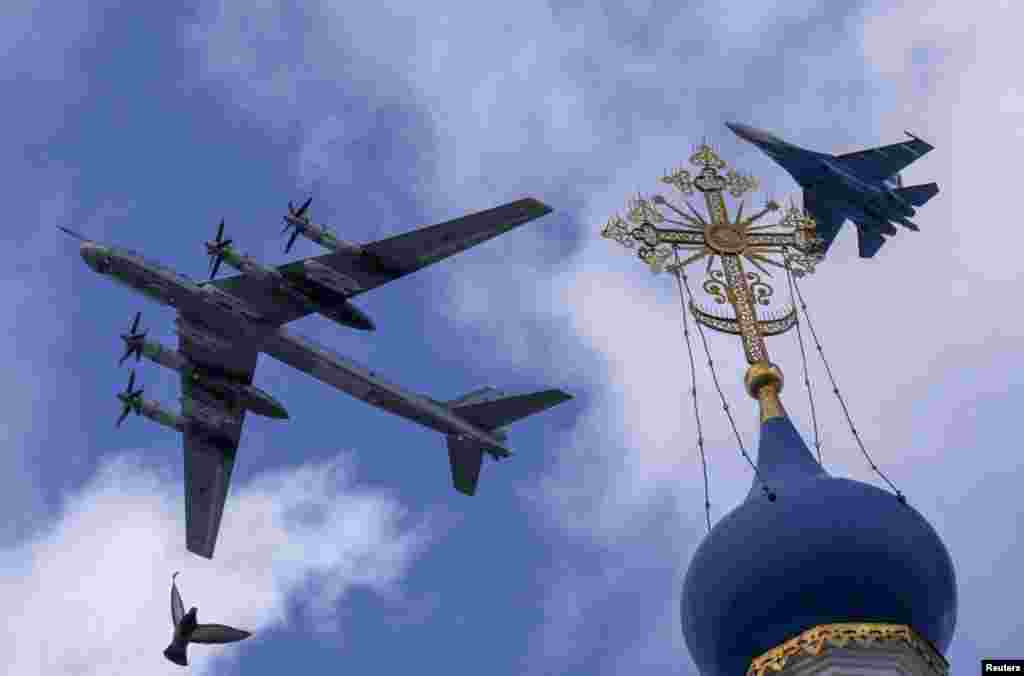 Rusiyanın Su-35S döyüş təyyarəsi və Tu-95ms strateji bombardmançı təyyarəsi Moskvada İkinci Dünya Müharibəsində faşist Almaniyası üzərində qələbənin ildönümünə həsr olunmuş hərbi paradın məşqi zamanı