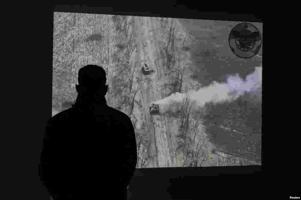 Rusiyada Qələbənin 77-ci ildönümünü qeyd edən bir şəxs rus tankına hücumun dron videosuna baxır