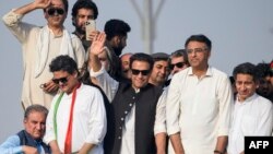 سابق وزیرِ اعظم عمران خان نے 26 مئی کو حکومت کو الٹی میٹم دیا تھا کہ اگر چھ روز کے دوران نئے انتخابات کی تاریخ کا اعلان نہ کیا گیا تو وہ دوبارہ وفاقی دارالحکومت کی جانب مارچ کریں گے۔