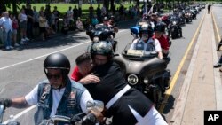 Marinac Tim Čembers grli učesnika skupa motociklista, 29. maja 2022, u Vašingtonu.