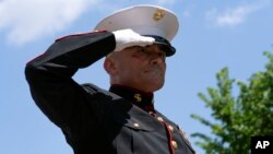 Narednik američke mornarice Tim Čejmbers salutira učesnicima defilea motociklisa u Vašingtonu, povodom Dana sećanja 