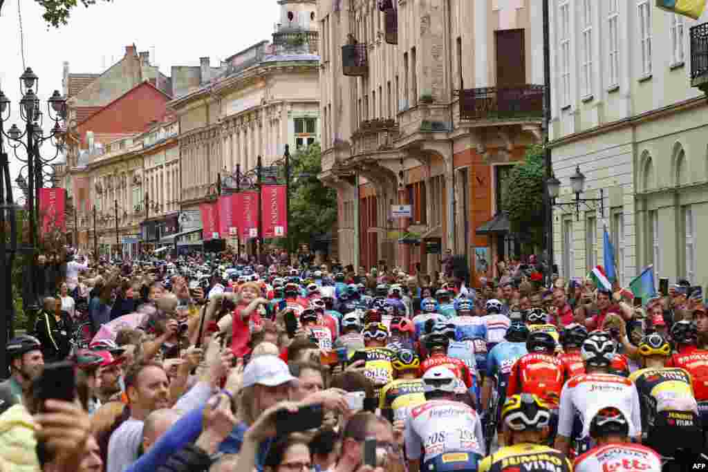 Macarıstan - Tamaşaçılar Giro d'Italia 2022 velosiped yarışının Kaposvar və Balatonfured arasında 201 km-lik üçüncü mərhələsinə start verilərkən velosipedçiləri alqışlayır. 