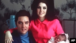 ARHIVA - Elvis Prisli sa suprugom Prisilom i novorođenom Lisom Mari u baptističkoj bolnici u Memfisu, 5. februara 1968.