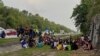  မလေးရှား လဝက ထိန်းသိန်းရေးစခန်းက ထွက်ပြေးပြီး ပြန်ဖမ်းမိထားတဲ့ ရိုဟင်ဂျာများ။ (ဧပြီ ၂၀၊ ၂၀၂၂/ မလေးရှား ရဲတပ်ဖွဲ့) 