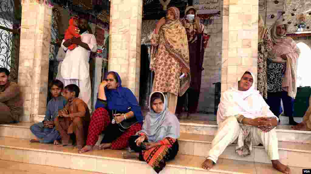 درگاہ پر آنے والے زائرین اپنی مرادیں مانگنے کے لیے مزار پر دستک دیتے ہیں۔