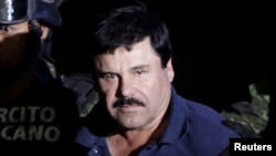 Gembong narkoba yang ditangkap kembali Joaquin "El Chapo" Guzman dikawal oleh tentara di hanggar milik kantor Kejaksaan Agung di Mexico City, Meksiko, 8 Januari 2016. (Foto: REUTERS/Henry Romero)