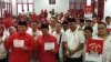Pasangan Purnomo-Teguh usai melengkapi persyaratan pencalonan di Pilkada 2020 melalui jalur PDIP, Senin (23/9). (Foto: VOA/ Yudha Satriawan)