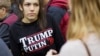 У такій футболці жінка зустрічала Дональда Трампа під час візиту політика до універверситету Плімуту у штаті Нью-Гемпшир. Січень, 2016-го