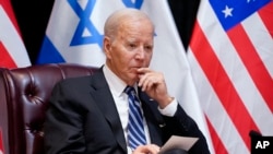 Presiden AS Joe Biden mendengarkan paparan Perdana Menteri Israel Benjamin Netanyahu (tidak tampak di foto) dalam pertemuan bilateral di Tel Aviv, Israel, 18 Oktober 2023. (Foto: Evan Vucci/AP Photo)
