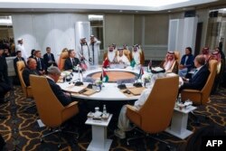 امریکی وزیر خارجہ بلنکن ریاض سعودی عرب میں مصر ، اردن ، سعودی عرب ، قطر اور متحدہ عرب امارات اور فلسطینی اتھارٹی کے نمائندوں سے فور سیزن ہوٹل میں ملاقات کررہے ہیں، فوٹو اے ایف پی ، 29 اپریل 2024