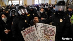 Policija privodi umetnicu i aktivistkinju Jelenu Osipovu za vreme antiratnog protesta protiv ruske invazije na Ukrajinu u Sankt Peterburgu, 2. marta 2022.
