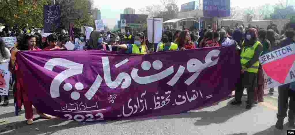 اسلام آباد میں عورت مارچ میں خواتین کے ساتھ مردوں کی ایک بڑی تعداد موجود تھی۔