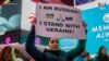 ARHIVA: Ruskinja anti-ratnom protestu u Njujorku.
