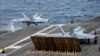 美国海军公布的这张拍摄于南中国海的照片显示，F/A-18F超级大黄蜂战斗机在“里根号”航母上起飞。(2022年7月13日)