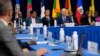 Prezidan Biden (mitan) pale pandan yon rankont ak lide Karayib yo. Li chita bo kote Vis Prezidant Kamala Harris (a dwat) epi Prezidan Suriname Chandrikapersad Santokhi pandan Some Dez Amerik yo, Jedi 9 Jyen 2022 nan Los Angeles. 