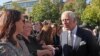 Wa Charles III ak Ren Konsor Camilla koze ak piblik la pandan yon pwomnad nan Belfast, Irland di No, Madi, 13 Sept. 2022. 