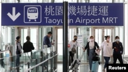 旅客抵达台湾桃园国际机场（2020年3月18日）