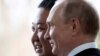 Foto Achiv: Prezidan Ris Vladimir Putin ak lide Kore di No Kim Jong Un poze pou yon foto pandan rankont yo nan Vlaldivostok, Larisi, 25 Avril, 2019. 