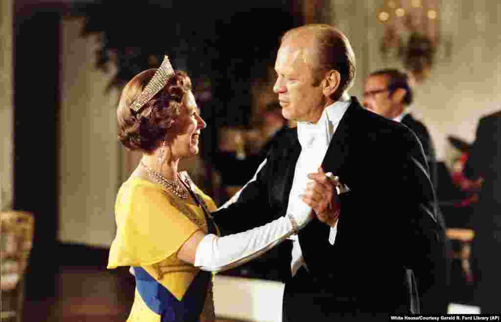 1976'da Beyaz Saray'da Başkan Ford ve Kraliçe 2. Elizabeth, Kraliçe onuruna verilen resmi davette dans ederken.