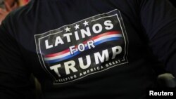 Pristalica nosi majicu "Latinoamerikanci za Trampa" na predizbornom skupu predsesdnika Trampa u Vajldvudu u Nju Džersiju, 28. januara 2020. 