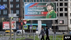 Реклама контрактної служби, Санкт-Петербург, Росія, вересень 2022 року. (Photo by Olga MALTSEVA / AFP)