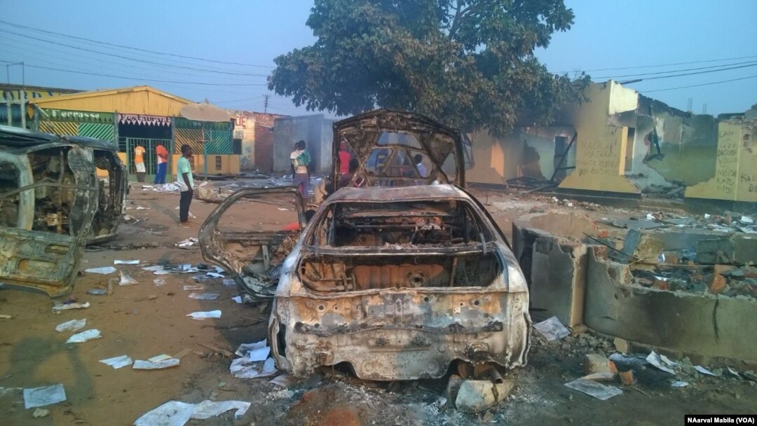 Bato babemisaki ba bureaux mpe batumbaki mituka na mobulu na Kasumbalesa, Haut-Katanga, 9 septembre 2016. VAO/Narval MabilaSelon 