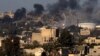 Kobaran api dan asap mengepul di atas Khan Yunis di Jalur Gaza selatan selama pemboman Israel, di tengah pertempuran antara Israel dan Hamas yang terus berlangsung, Senin (15/1). 