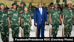 Président Félix Tshisekedi na kati ya bakambi ya mampinga ya RDC, FARDC, na Kinshasa, 11 juillet 2020. (Facebook/Présidence RDC)