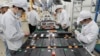 Pekerja di pabrik Xinwangda Electric Vehicle Battery Co. Ltd, yang membuat baterai lithium untuk mobil listrik dan keperluan lainnya, di Nanjing di Provinsi Jiangsu timur, China, 12 Maret 2021. (Foto: AFP)