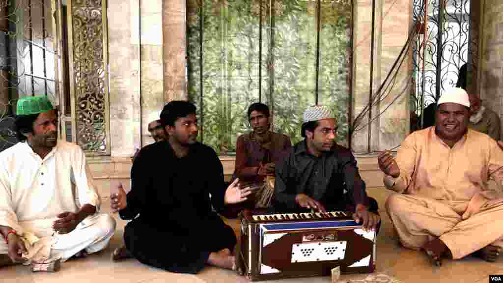 درگاہ پر زائرین کی آمد 24 گھنٹے جاری رہتی ہے۔