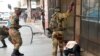 FILE: Amasotsha atshaya abantu abatshengisela emigwaqweni eZimbabwe, Harare, Zimbabwe, Aug. 1, 2018.