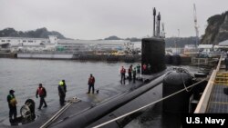 美国海军夏威夷号维吉尼亚级攻击型潜艇在日本横须贺港靠岸（美国海军资料图）