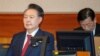 Presiden Korea Selatan yang dimakzulkan, Yoon Suk Yeol, menghadiri persidangan pemakzulannya terkait penerapan darurat militer singkat, dui Mahkamah Konstitusi di Seoul, pada 20 Februari 2025. (Foto: Song Kyung-Seok/Pool via Reuters)